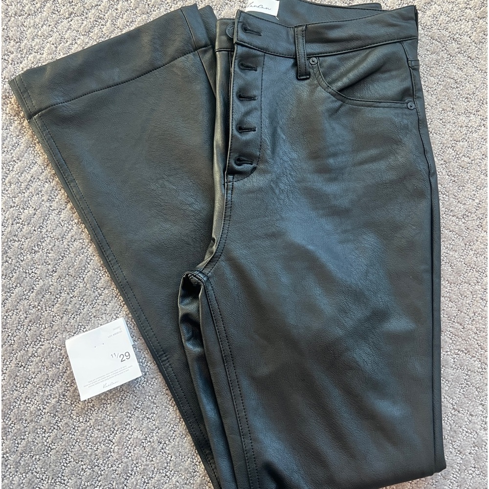 KanCan

Mid Rise Flare, button front in Pleather Black